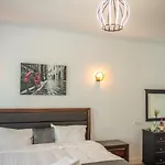 Old Town Apartment *