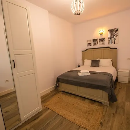 Old Town Apartment *